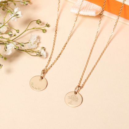 Collar personalizado en oro de 9 kilates con ilustración de bautizo o comunión merci maman