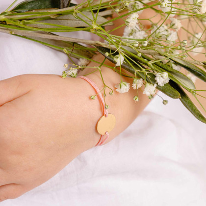 Pulsera con mini medalla personalizada de oro de 9 kilates merci maman