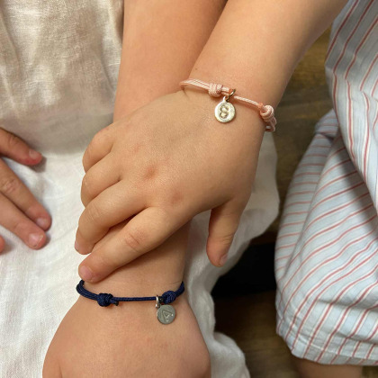 Bracciale personalizzato con ciondolo a lettera per bambini placcato in oro merci maman