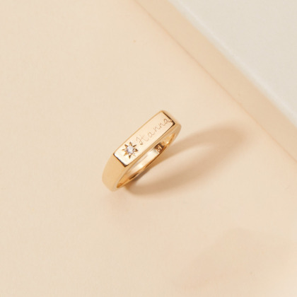 Anillo personalizado con sello rectangular de cristal baño de oro merci maman