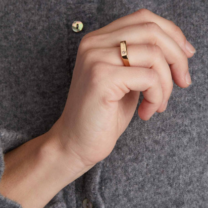 Anillo personalizado con sello rectangular de cristal baño de oro merci maman
