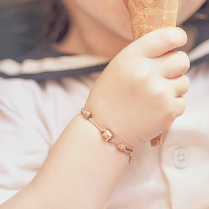 Personalisiertes Würfel Armband für Kinder vergoldet merci maman