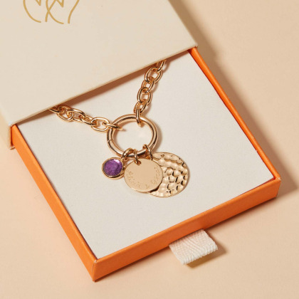Personalisierte runde Lucky Charm Halskette mit gehämmertem Münz Duo und Geburtsstein vergoldet merci maman