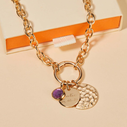 Personalisierte runde Lucky Charm Halskette mit gehämmertem Münz Duo und Geburtsstein vergoldet merci maman