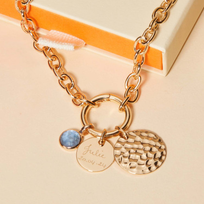 Personalisierte runde Lucky Charm Halskette mit gehämmertem Münz Duo und Geburtsstein vergoldet merci maman
