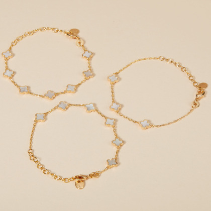 Personalisiertes Perlmutt Klee Kreuz Initialen Armkettchen vergoldet Merci Maman