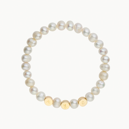 Pulsera con iniciales y perlas blancas baño de oro merci maman