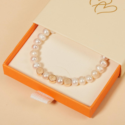 Pulsera con iniciales y perlas blancas baño de oro merci maman