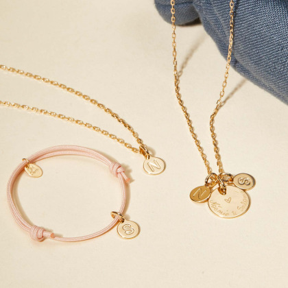 Pulsera personalizada con colgante de letra baño di oro merci maman