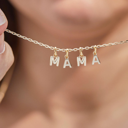 Collier Mini Charm Alphabet plaqué or merci maman