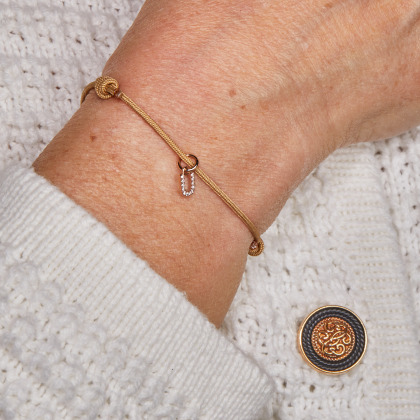 Pulsera con mini charm Abecedario de cristal baño de oro merci maman