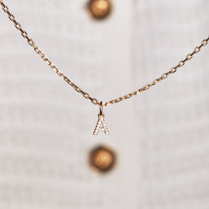 Collier Mini Charm Alphabet Cristal plaqué or merci maman