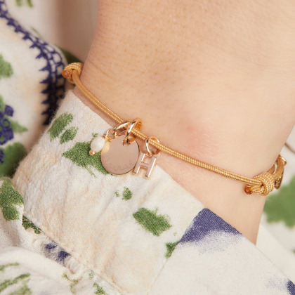 Pulsera personalizada con mini gema y letra Abecedario baño de oro merci maman