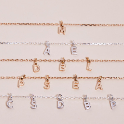 Collier Mini Charm Alphabet plaqué or merci maman