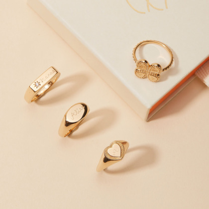 Anillo personalizado con sello rectangular de cristal baño de oro merci maman
