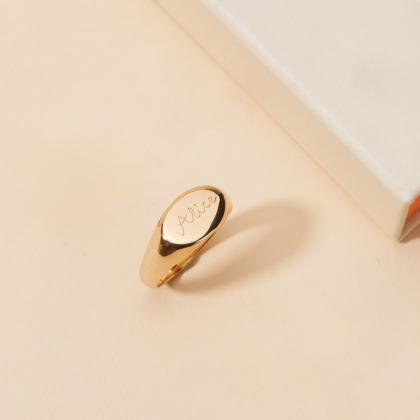 Anillo personalizado con sello ovalado baño de oro merci maman