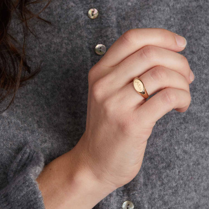 Anillo personalizado con sello ovalado baño de oro merci maman