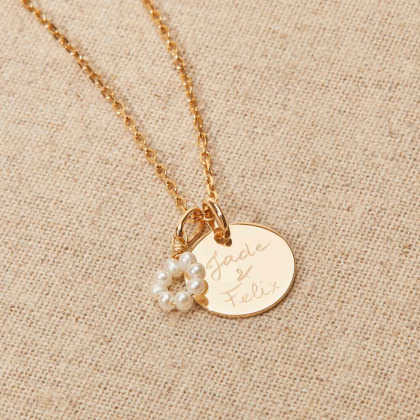 Collar personalizado con flor de perlas baño de oro merci maman