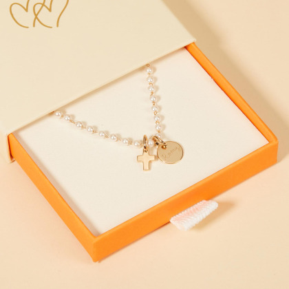 Collier personnalisé Mini Croix sur Chaîne Perlée plaqué or Merci Maman