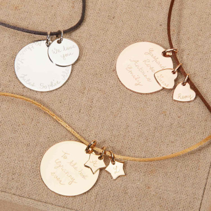 Collar de satén personalizado con medalla y charm baño de oro merci maman