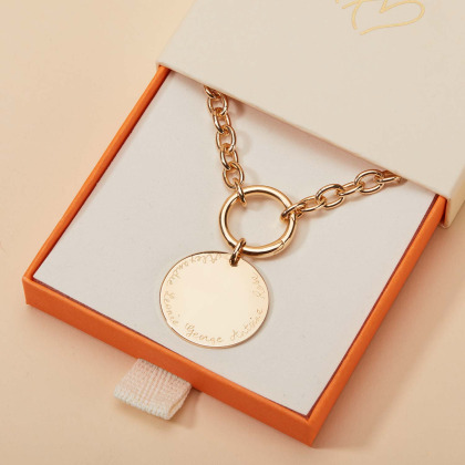Personalisierte runde Lucky Charm Halskette mit großem Plättchen vergoldet merci maman