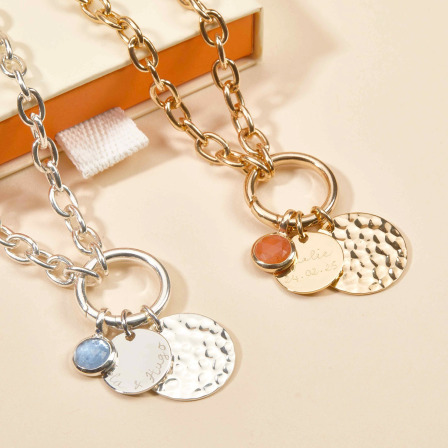 Personalisierte runde Lucky Charm Halskette mit gehämmertem Münz Duo und Geburtsstein vergoldet merci maman