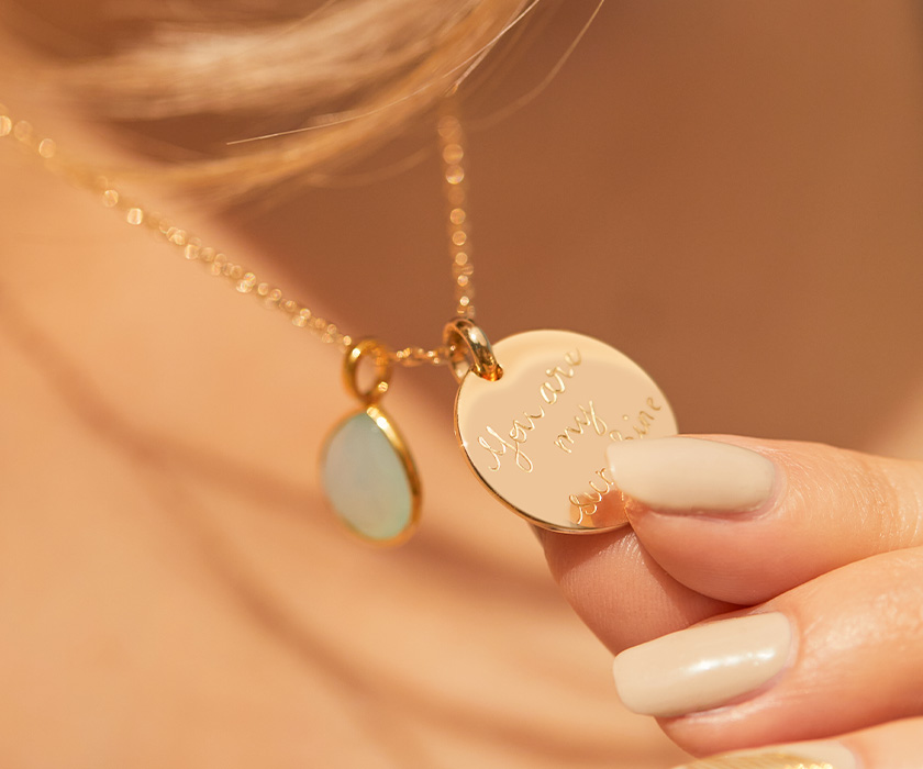 Von Hand gravierter Schmuck aus Paris