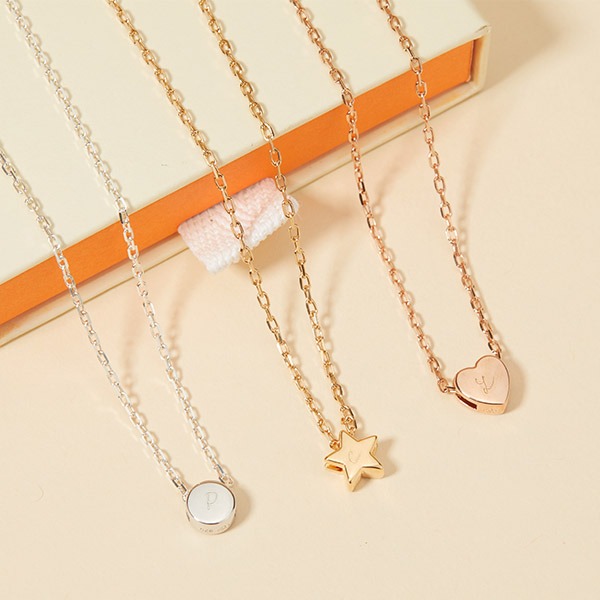 Le collier personnalisé mini initiale pour enfant