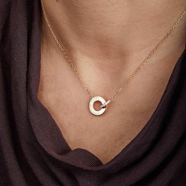 Personalisierte Halskette mit verschlungenen Ringen und Kristall