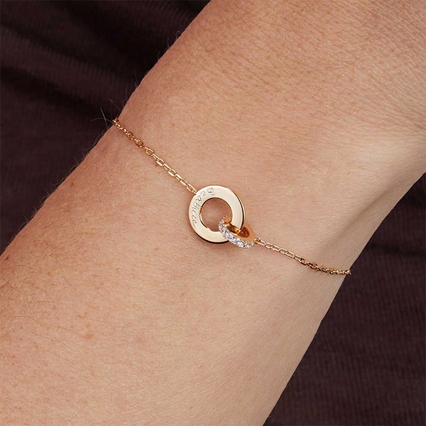 Personalisiertes Armkettchen mit verschlungenen Ringen und Kristall