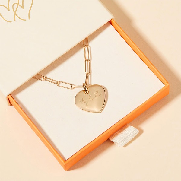 Collar personalizado de cadena fina Love Links con corazón