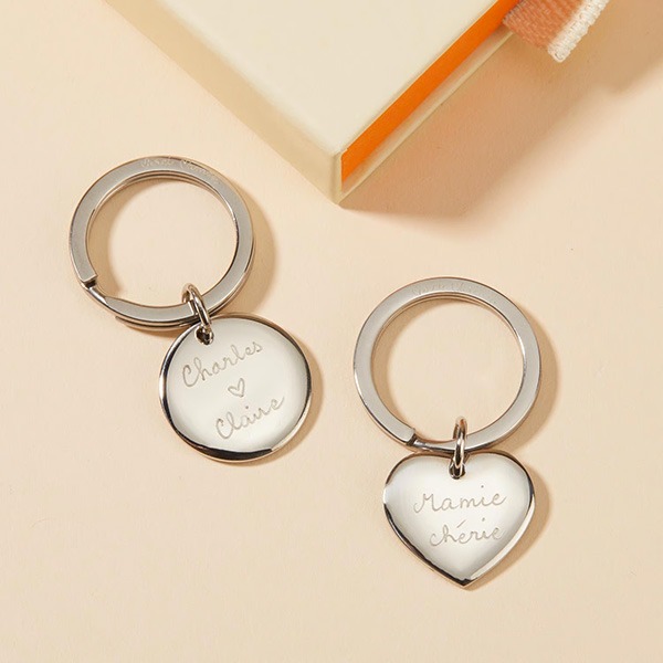 Personalisierter Schlüsselanhänger mit Charm aus Edelstahl