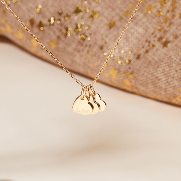 collier en plaqué or 18 carats avec 3 coeurs gravés de prénoms 